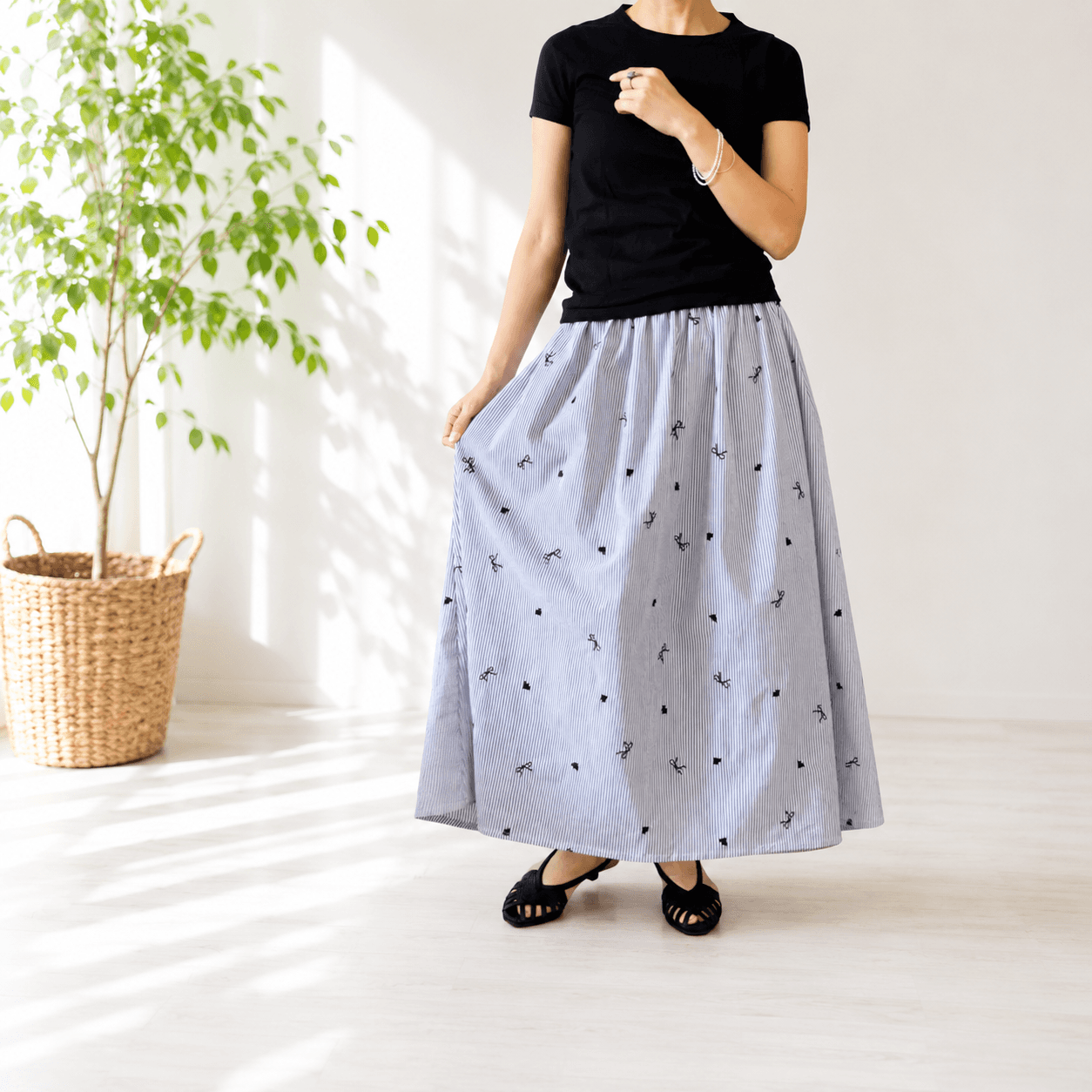 【新作】大人かわいい 刺繍ストライプスカート　ブラック《ウエストすっきりスカート》S〜4Lウエスト無料変更1枚目の画像